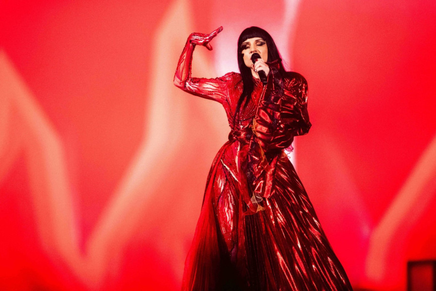 Vatrena Albanka zapalila scenu: Šta joj je to na grudima? FOTO