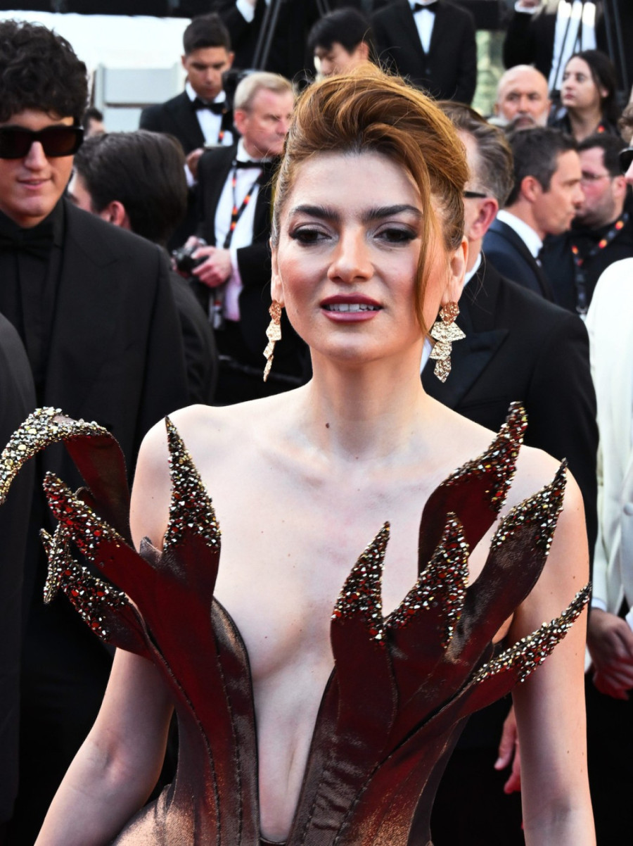 Ni ona ne mari za pravila, ali njen dekolte je drugačiji od svih FOTO