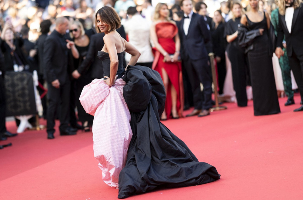 Prekipelo joj! Kad mogu drugi da se skinu, zašto i ona ne bi pokazala vitke noge FOTO