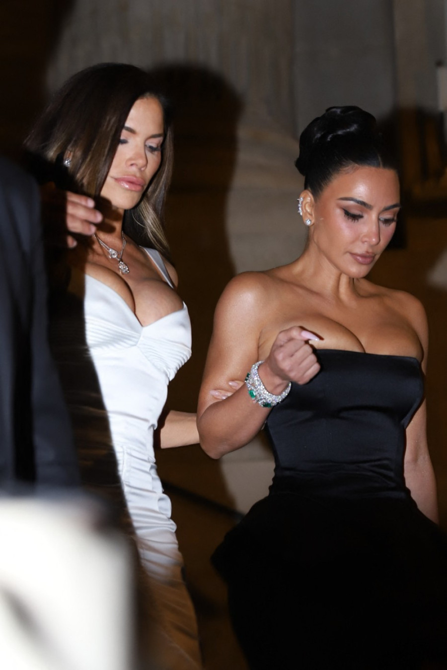 Seksi bogatašice ratuju samo – dekolteima: Milijarderova verenica ne staje sa provodom FOTO