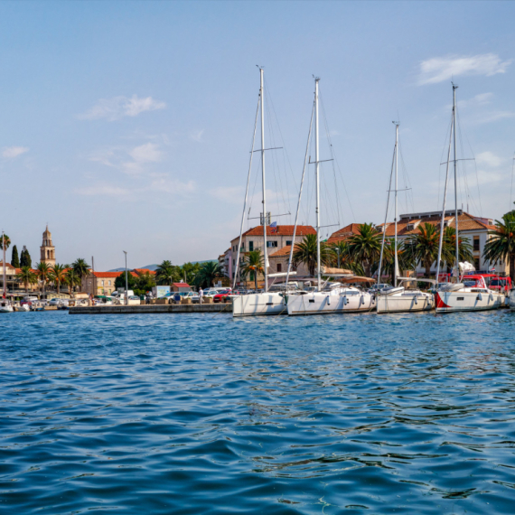 Korčula koju turisti ne vide: Tragom Olivera Dragojevića kroz Velu Luku