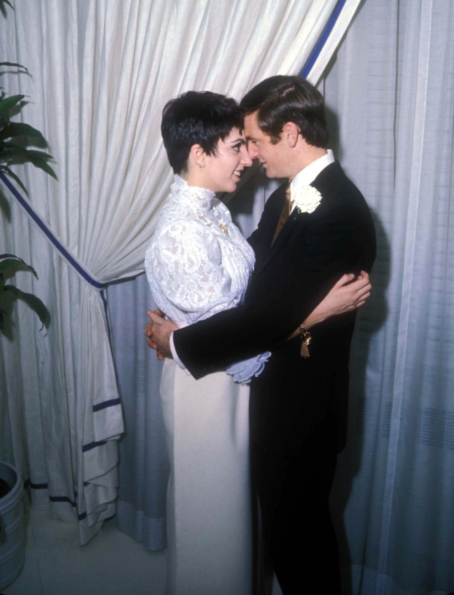 Nakon 4 propala braka ne štedi bivše muževe: Neki od njih uopšte nisu bili muškarci FOTO