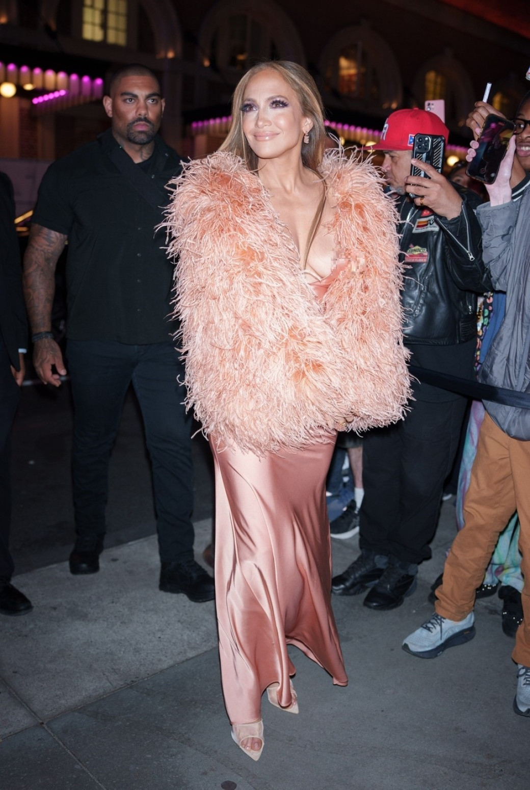 Moralo je i njoj da se desi: Džej Lo doživela peh sa haljinom, pa pokazala grudi FOTO