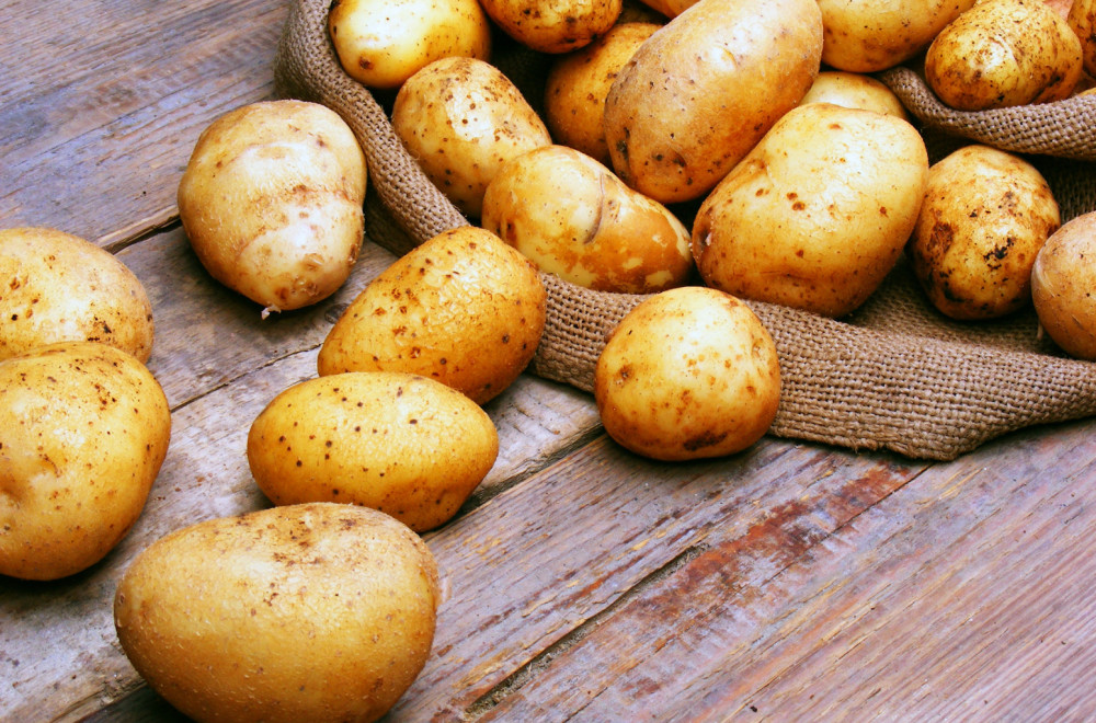 Kako da oljuštite mlade krompiriće bez noža i muke za 5 minuta VIDEO