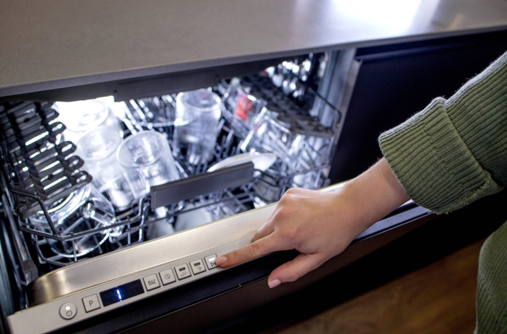 Ovu stvar nikada ne bi trebalo da stavljate na donju rešetku mašine za pranje sudova