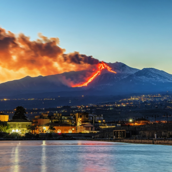 Etna opet pravi haos na Siciliji: Oblak pepela ide ka aerodromu, letovi obustavljeni VIDEO