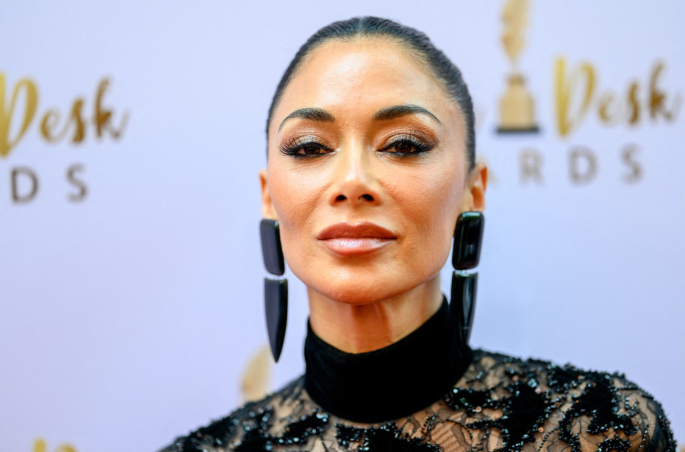 I kad je zakopčana do grla, ona je čist seksepil FOTO