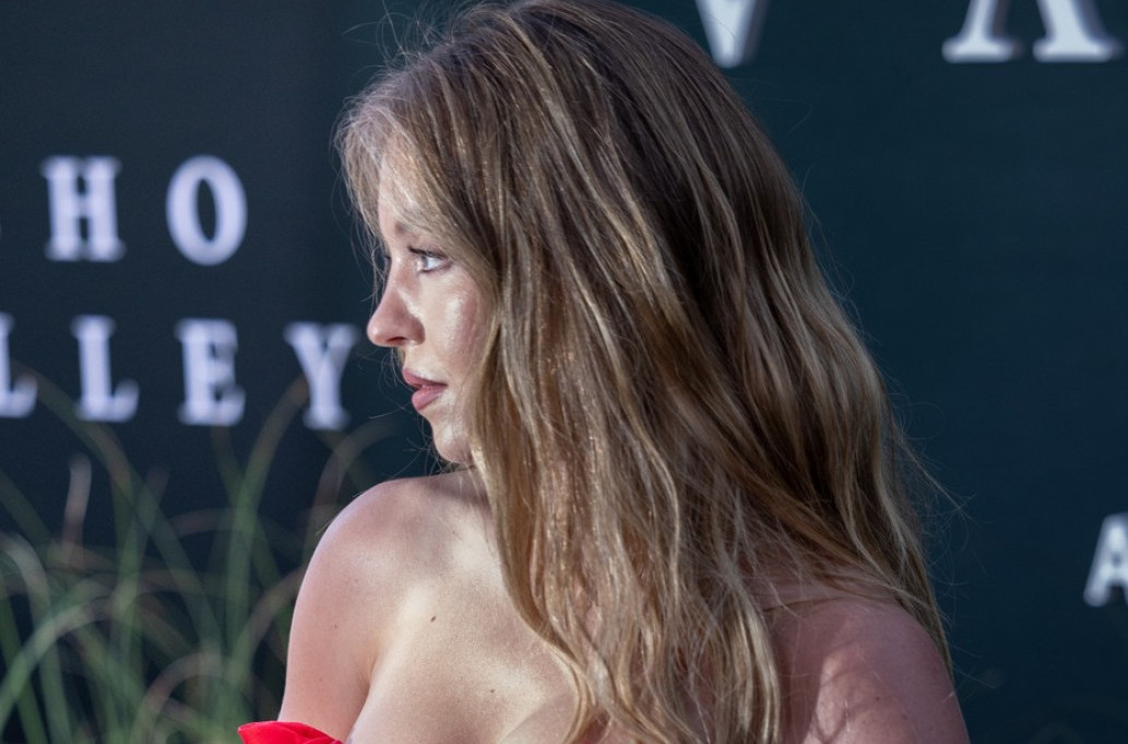 Mejkap tutorijal pošao po zlu? Ne, samo je htela da pokaže grudi FOTO/VIDEO