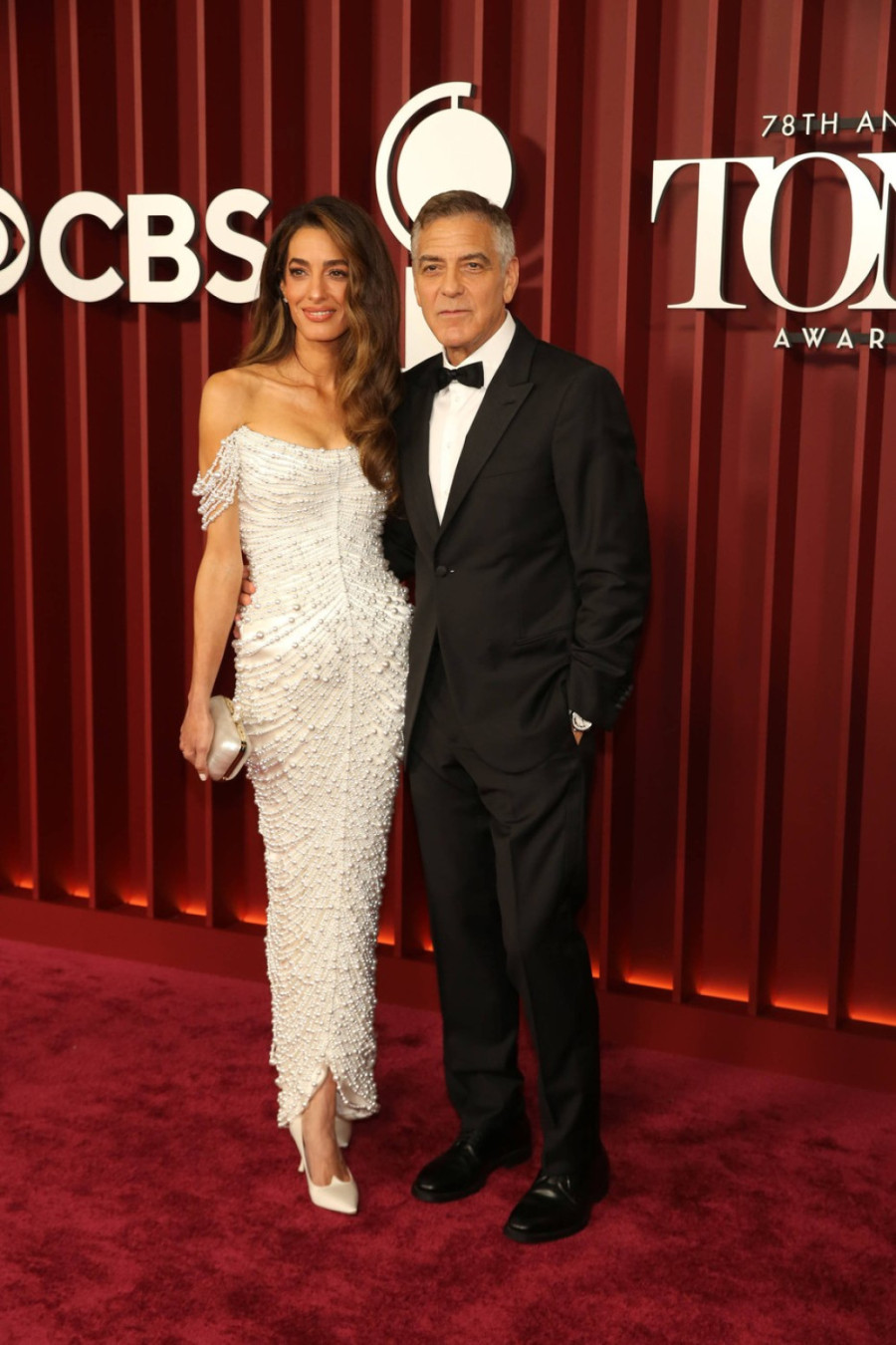 I biserna haljina je u senci njegovog izgleda: Stari lepotan se konačno vratio FOTO