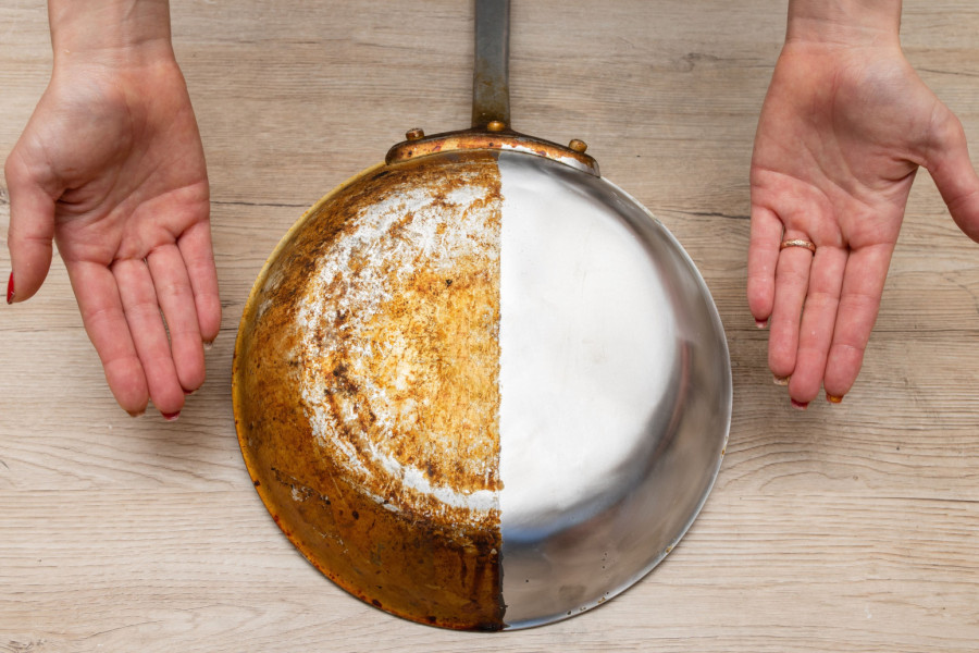 Prastari trik je ponovo hit: Čisti zagoreli tiganj kao od šale