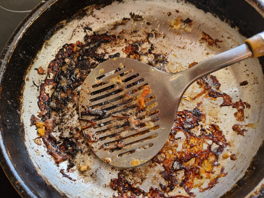 Jeftino i lako: Zagorelo posuđe se uz pomoć ovog sastojka samo riba