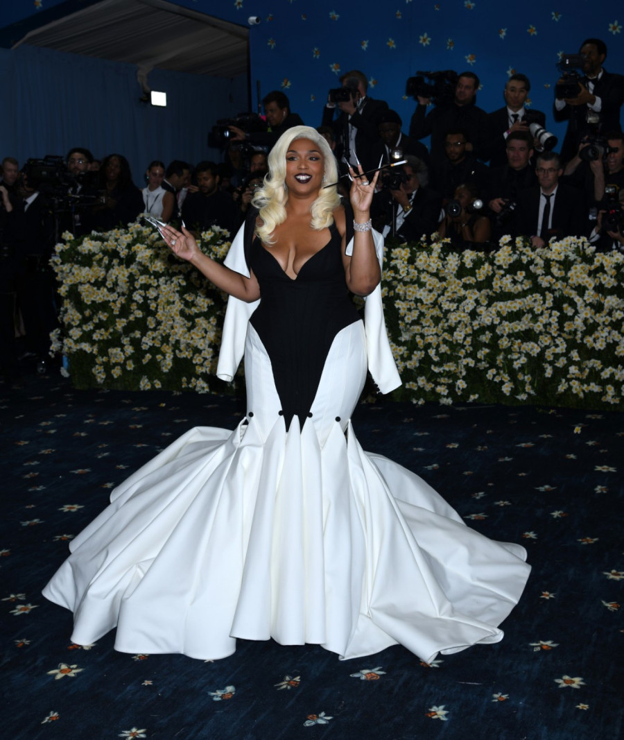 Žene sa oblinama se brišu iz društva, zbog toga sam bila hiperseksualna i vulgarna