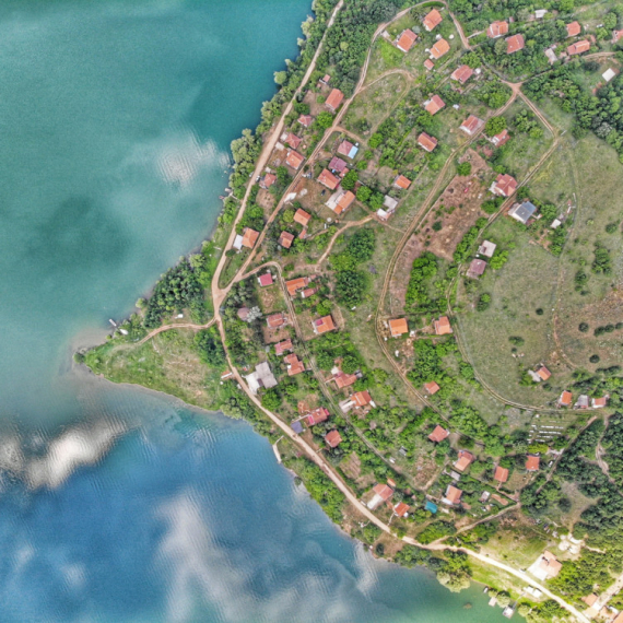 Veštačko, a izgleda kao da ga je sama priroda stvorila: Ovo jezero je izletište u okolini čuvene banje