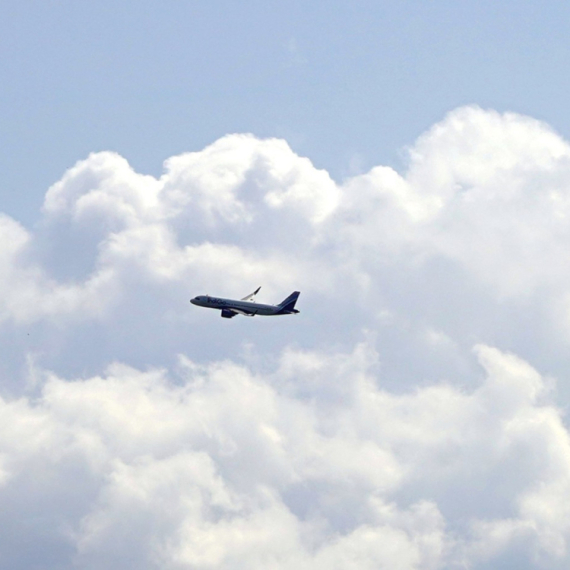 Drama u avionu na letu za Kopenhagen: Boing hitno sleteo, putnicima potekla krv iz nosa