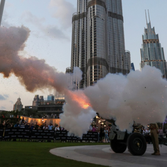 Anja Bla se sunča u bikiniju na praznoj plaži dok iza nje kulja dim u Dubaiju: Ne mari za eksplozije