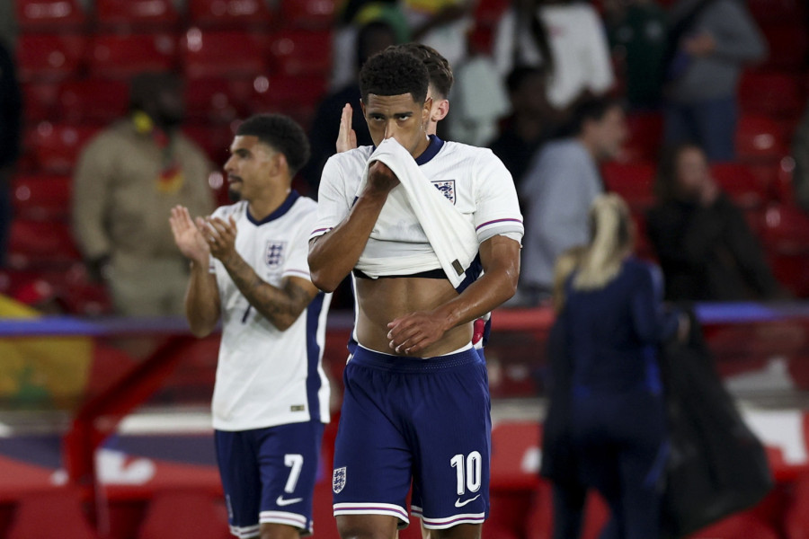 Ne mogu da obuzdaju strasti: Slavni fudbaler i njegova devojka uhvaćeni u škakljivoj pozi FOTO