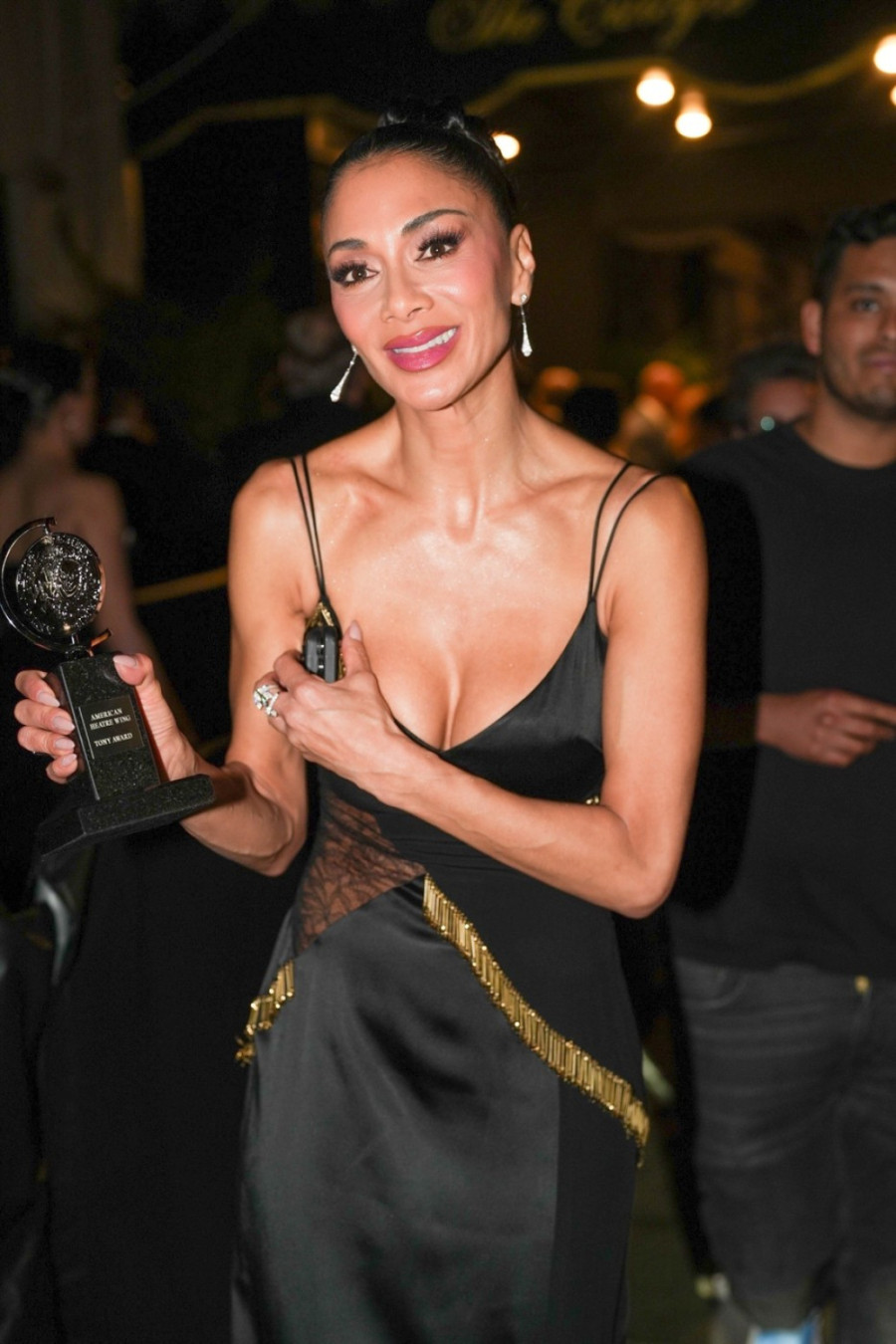 Zalediće vam se krv dok gledate seks-bombu u bikiniju i štiklama kako balansira na steni VIDEO