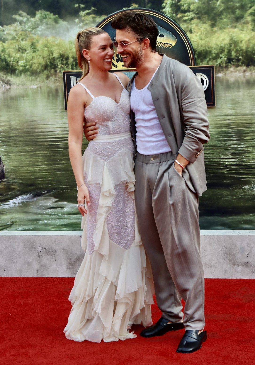 Pored živog muža ljubila kolegu iz filma: O strastvenom poljupcu bruji svet FOTO/VIDEO