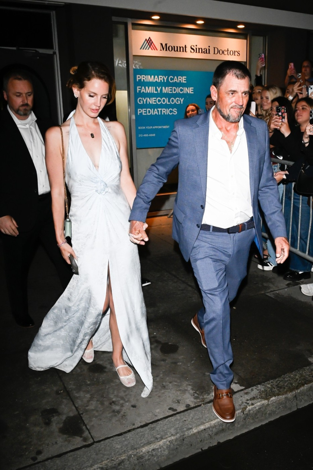 Lana Del Rej rasplakala se usred koncerta – a za sve je kriv njen suprug VIDEO