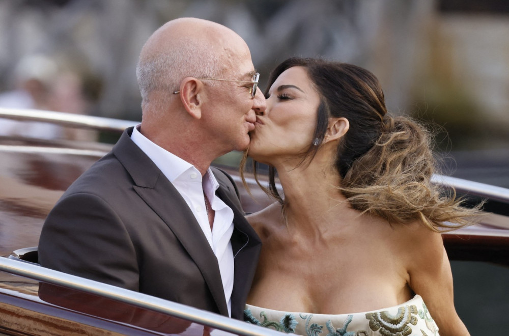 Stigle sestre Kardašijan-Džener i odmah pokazale grudi FOTO