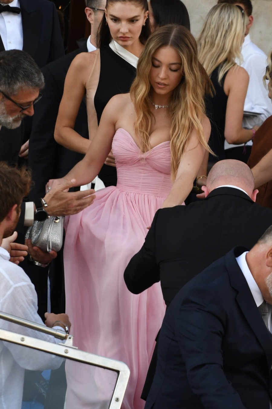 Na njene vrele atribute niko nije imun, pa ni oni: Čekali su da raskine, pa krenuli u napad