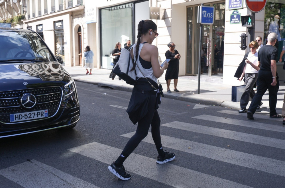 Seksi haljine zamenila helankama: Adrijana Lima pokušala da se sakrije, ali uzalud FOTO