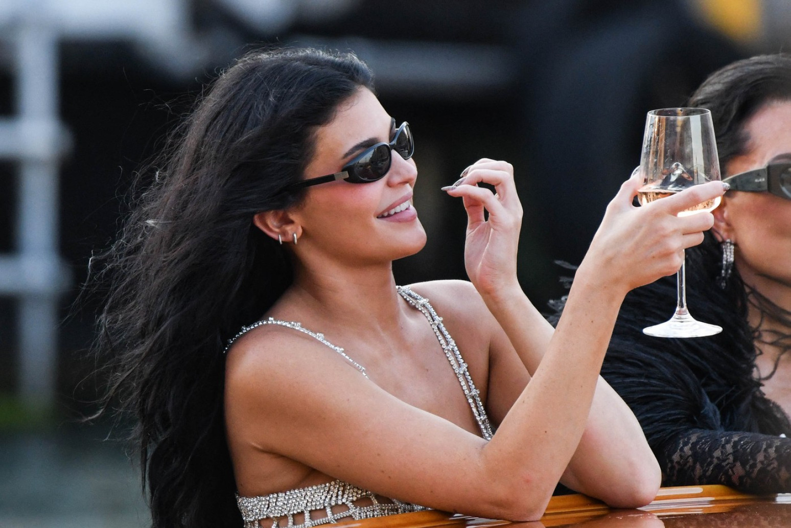 Fatalna crnka opet slobodna? Toliko su je mrzeli zbog veze s njim, sada mogu da odahnu FOTO