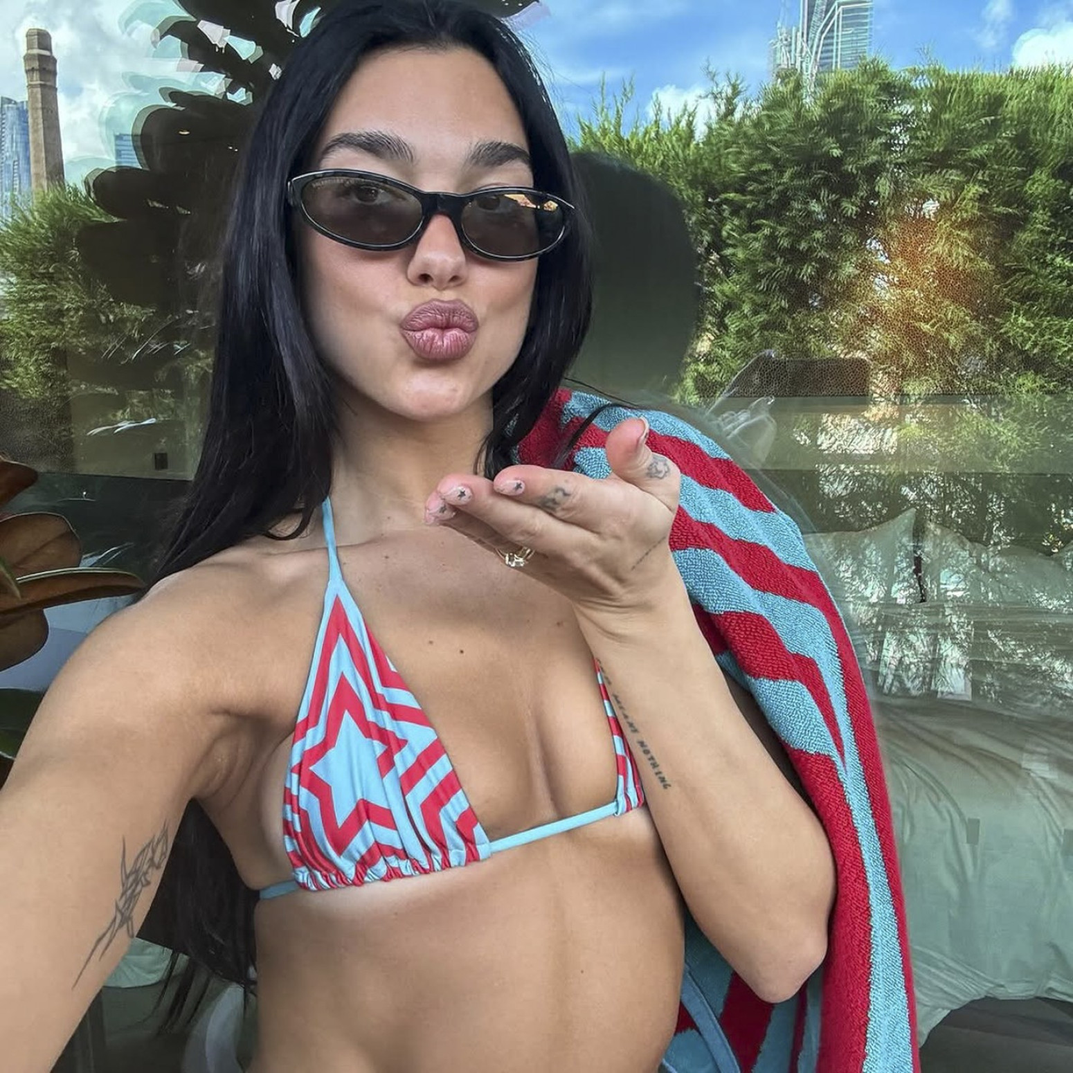 Za proslavu 30. rođendana obukla haljinu koja dosta toga otkriva FOTO