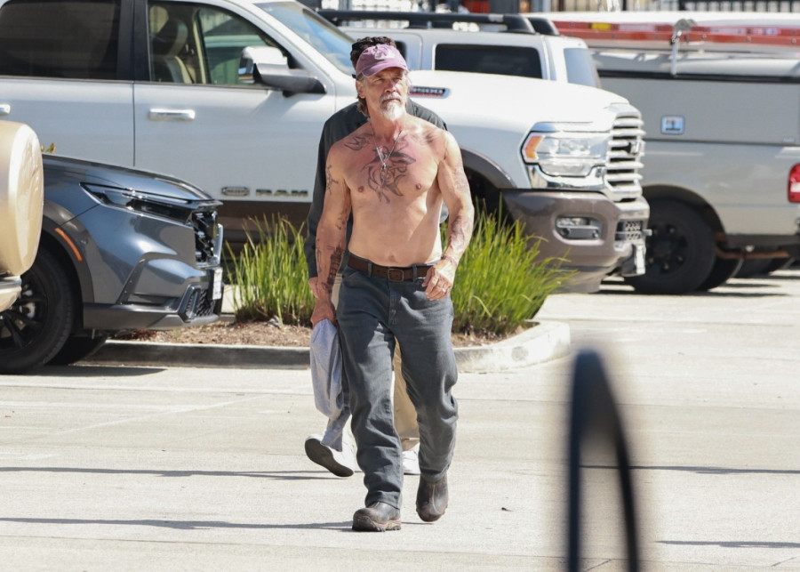 Kažu da je on najveća greška svake žene, ali kad skine majicu i dalje sve padaju na njega FOTO