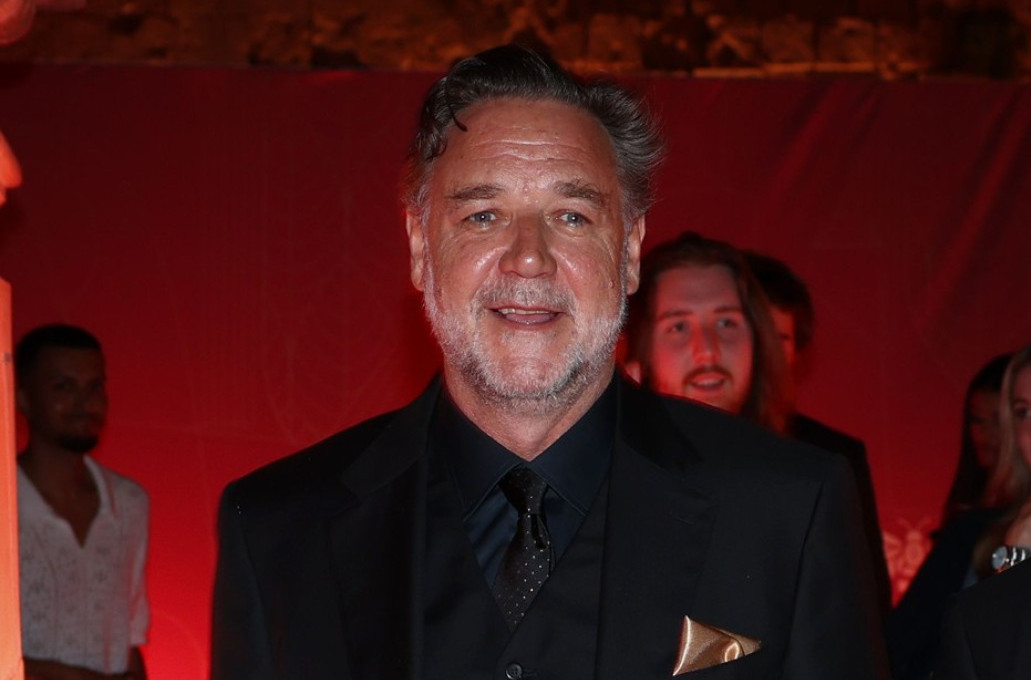 Bivšeg miljenika žena su napadali zbog izgleda, a on sad blista pored 28 godina mlađe lepotice FOTO