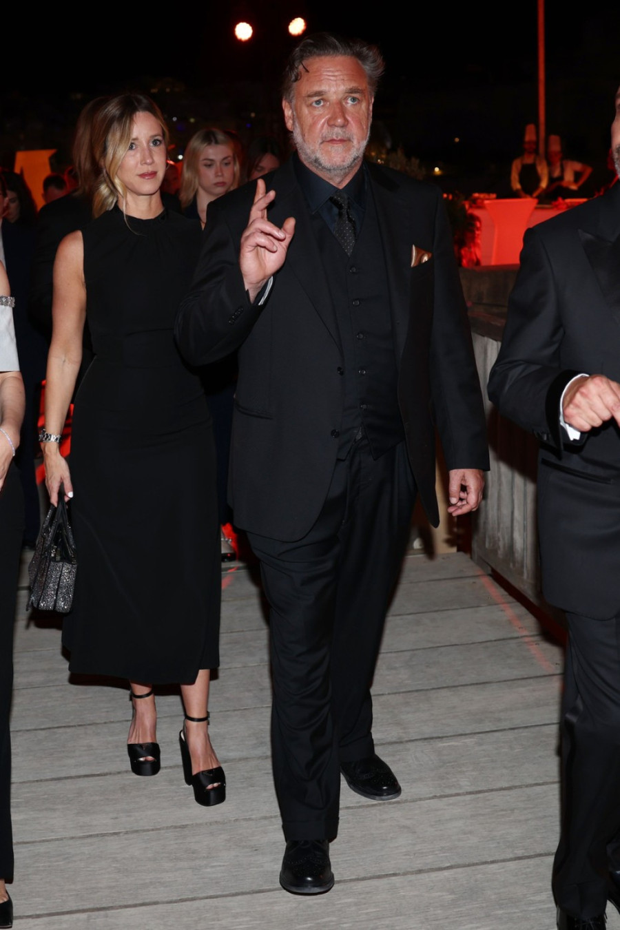 Bivšeg miljenika žena su napadali zbog izgleda, a on sad blista pored 28 godina mlađe lepotice FOTO