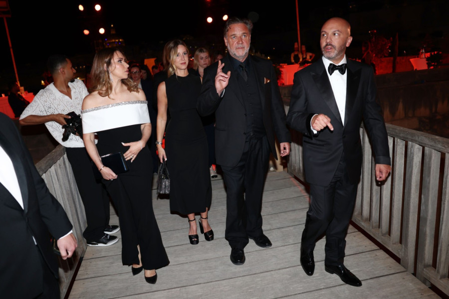 Bivšeg miljenika žena su napadali zbog izgleda, a on sad blista pored 28 godina mlađe lepotice FOTO