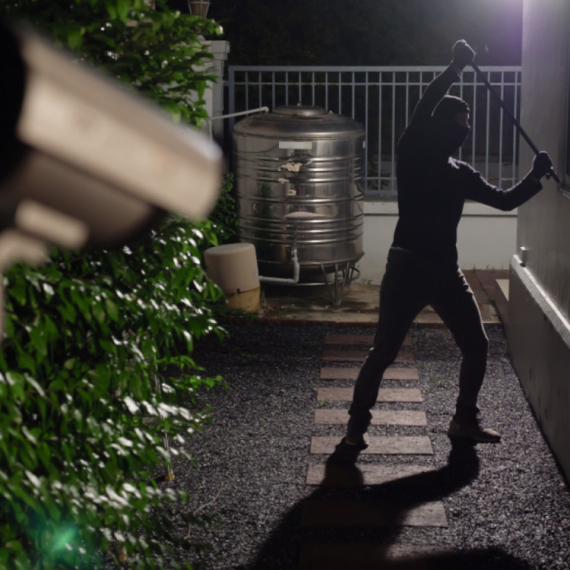 Skandal u Mostaru: Poznati pevač pobegao dok se prodavačica borila sa pljačkašem