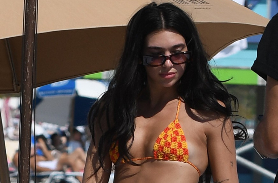 Slavna Albanka nastavlja da provocira seksi stajlingom FOTO