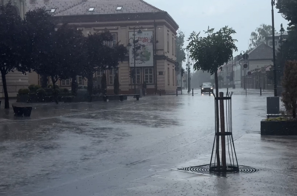 Nevreme napravilo haos u Čačku: Potop na ulicama, ali i u zgradama FOTO/VIDEO
