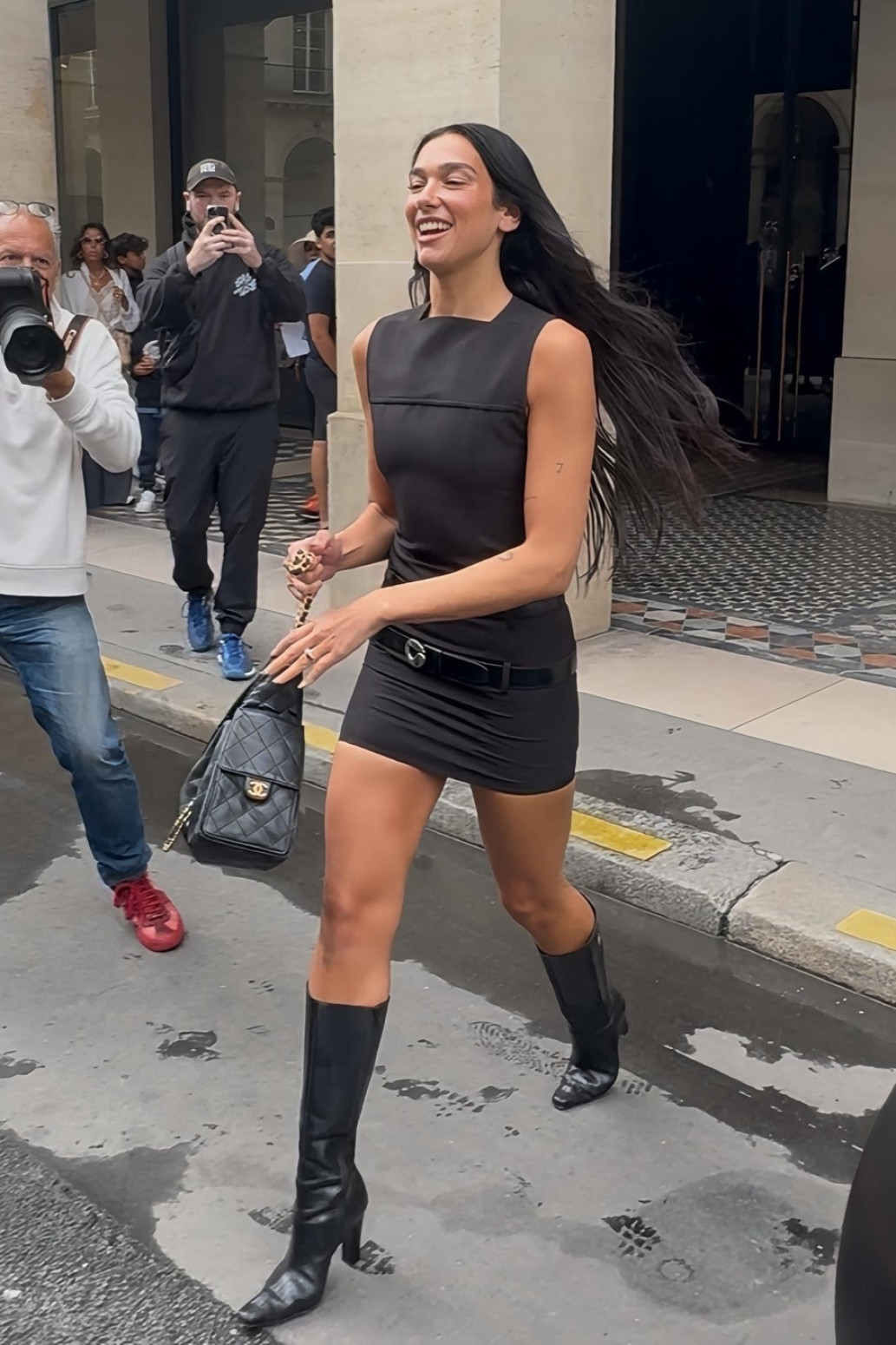 Slavna Albanka pokazala kako se nosi mala crna haljina FOTO