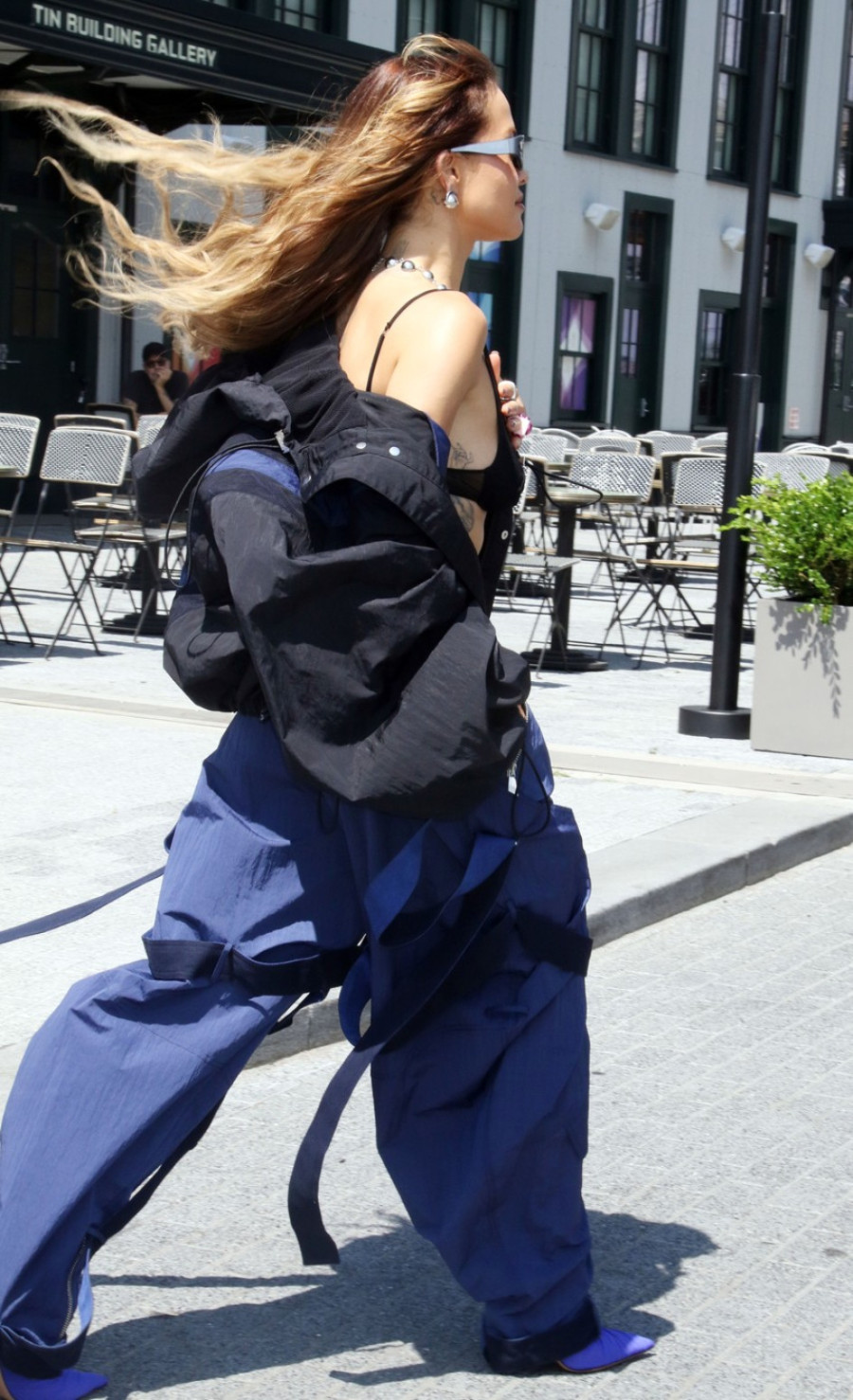 Bombastična Albanka je opet zaboravila majicu i oslobodila sve svoje atribute FOTO