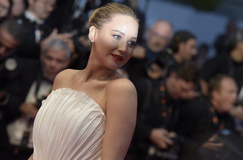 Modni detalj otkrio ime drugog deteta slavne glumice: Krije privatan život kao zmija noge FOTO