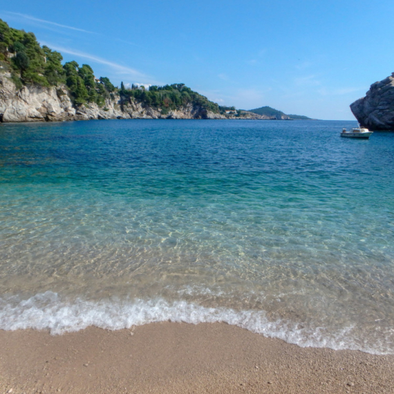 Nakon višečasovne borbe sa nemirnim morem, izvučeno telo muškarca