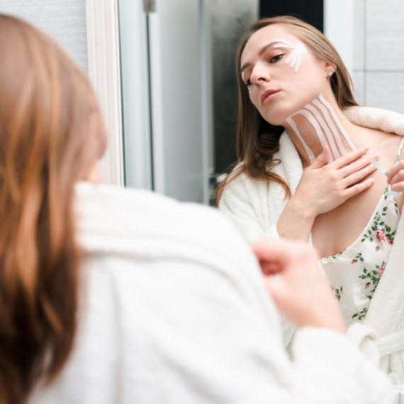 Žene poludele za ovim trikom, "peglaju" lice bez botoksa i filera VIDEO