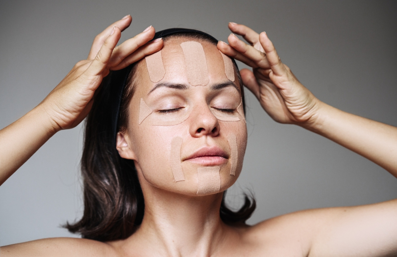 Žene poludele za ovim trikom, peglaju lice bez botoksa i filera VIDEO