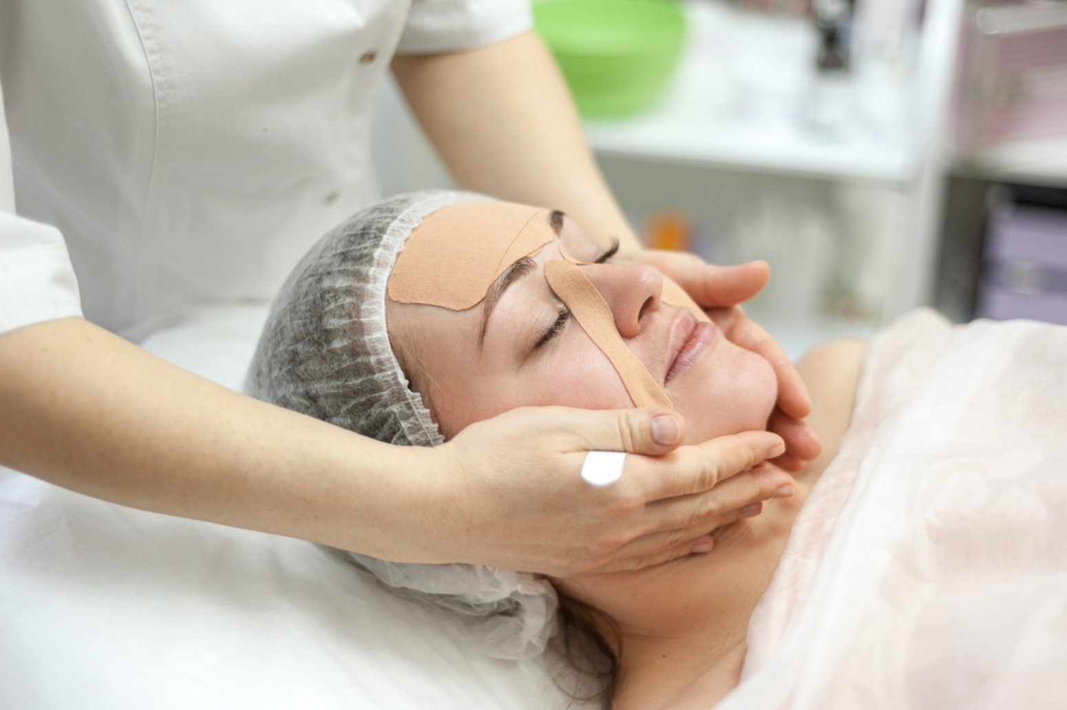 Žene poludele za ovim trikom, peglaju lice bez botoksa i filera VIDEO