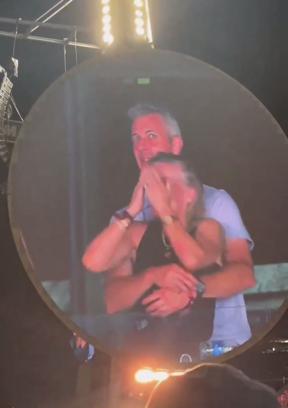 Da li se sećate ljubavnice s koncerta Koldpleja? E, pa ona sada uživa u životu FOTO