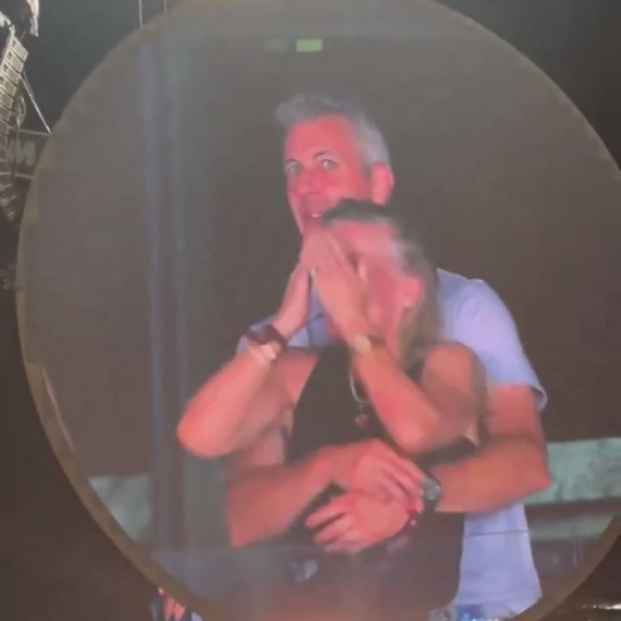 Da li se sećate ljubavnice s koncerta Koldplej? E, pa ona sada uživa u životu FOTO