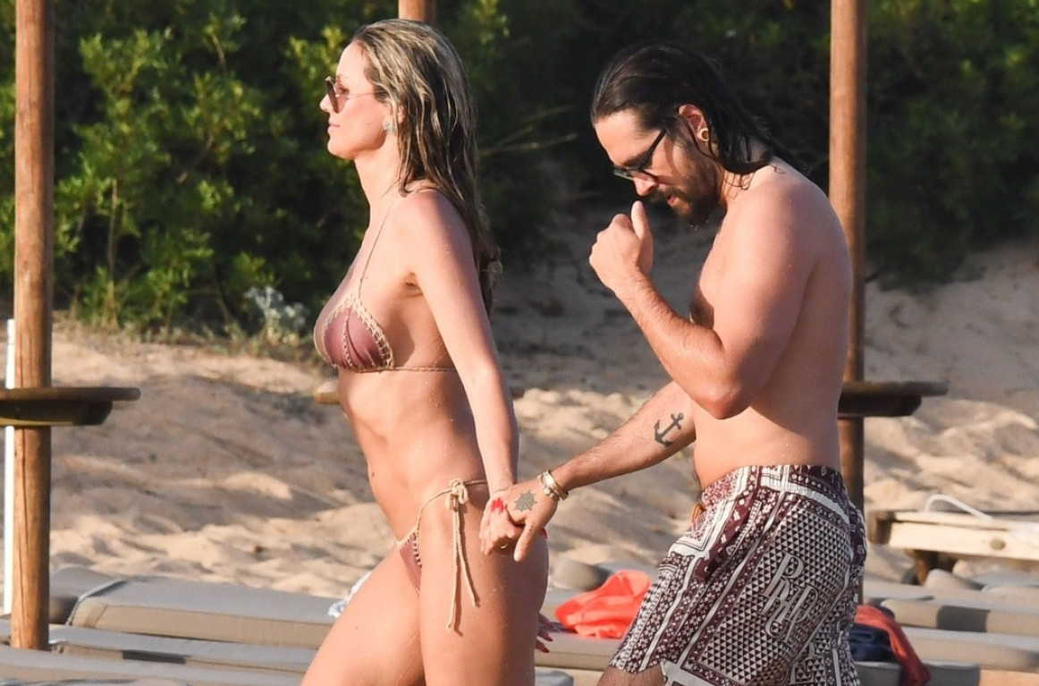 Fatalna plavuša ne zna za granice: U toplesu trčala po plaži VIDEO