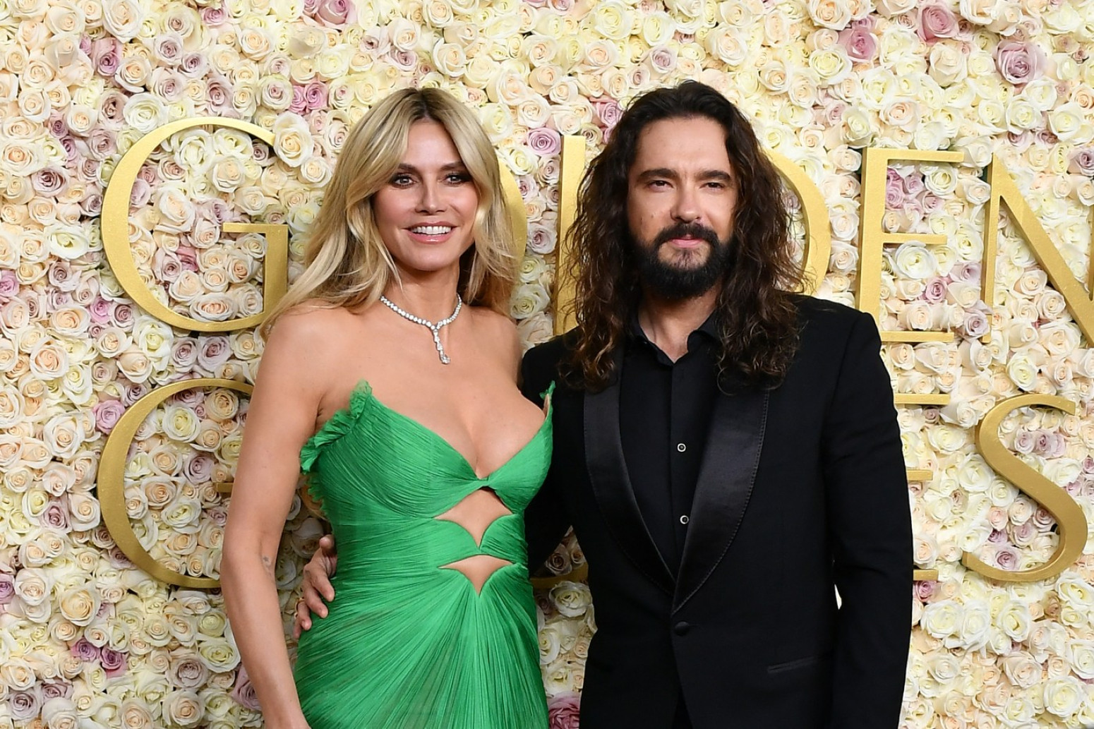 Fatalna plavuša ne zna za granice: U toplesu trčala po plaži VIDEO