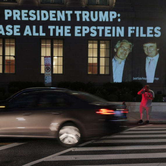 Bela kuća: "Ovo je devojka s kojom je Tramp proveo vreme kod Epstajna" FOTO/VIDEO