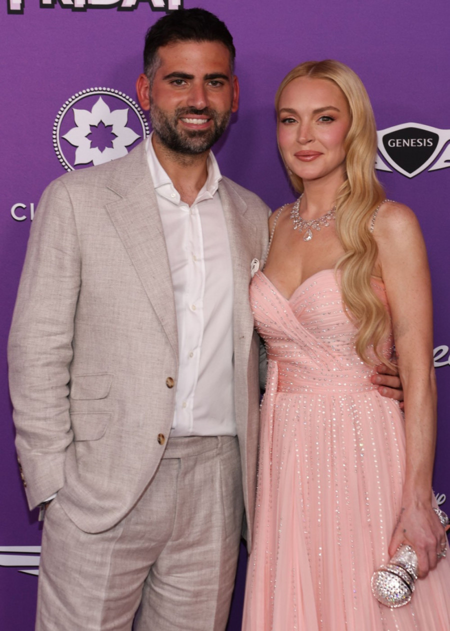 Ni dekolte ne može da zaseni njeno novo lice: Slavna lepotica opet išla pod nož? FOTO