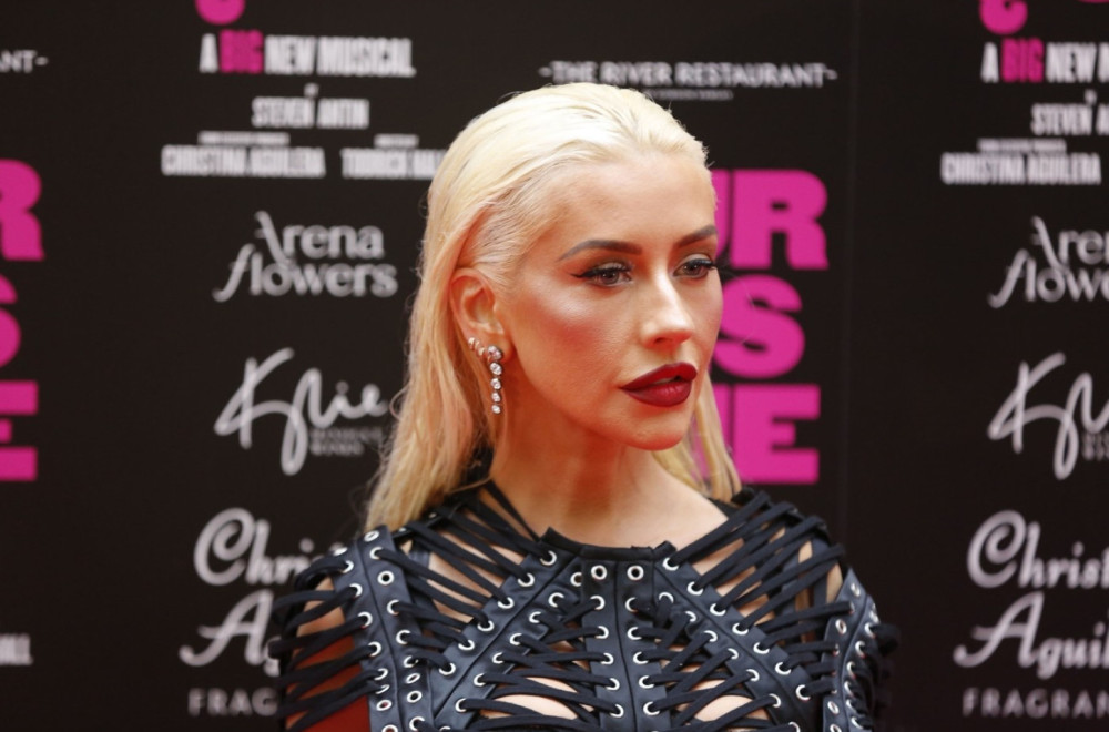 Sva u kožnim tračicama: Najseksepilnije izdanje pevačice koja se "prepolovila" FOTO/VIDEO