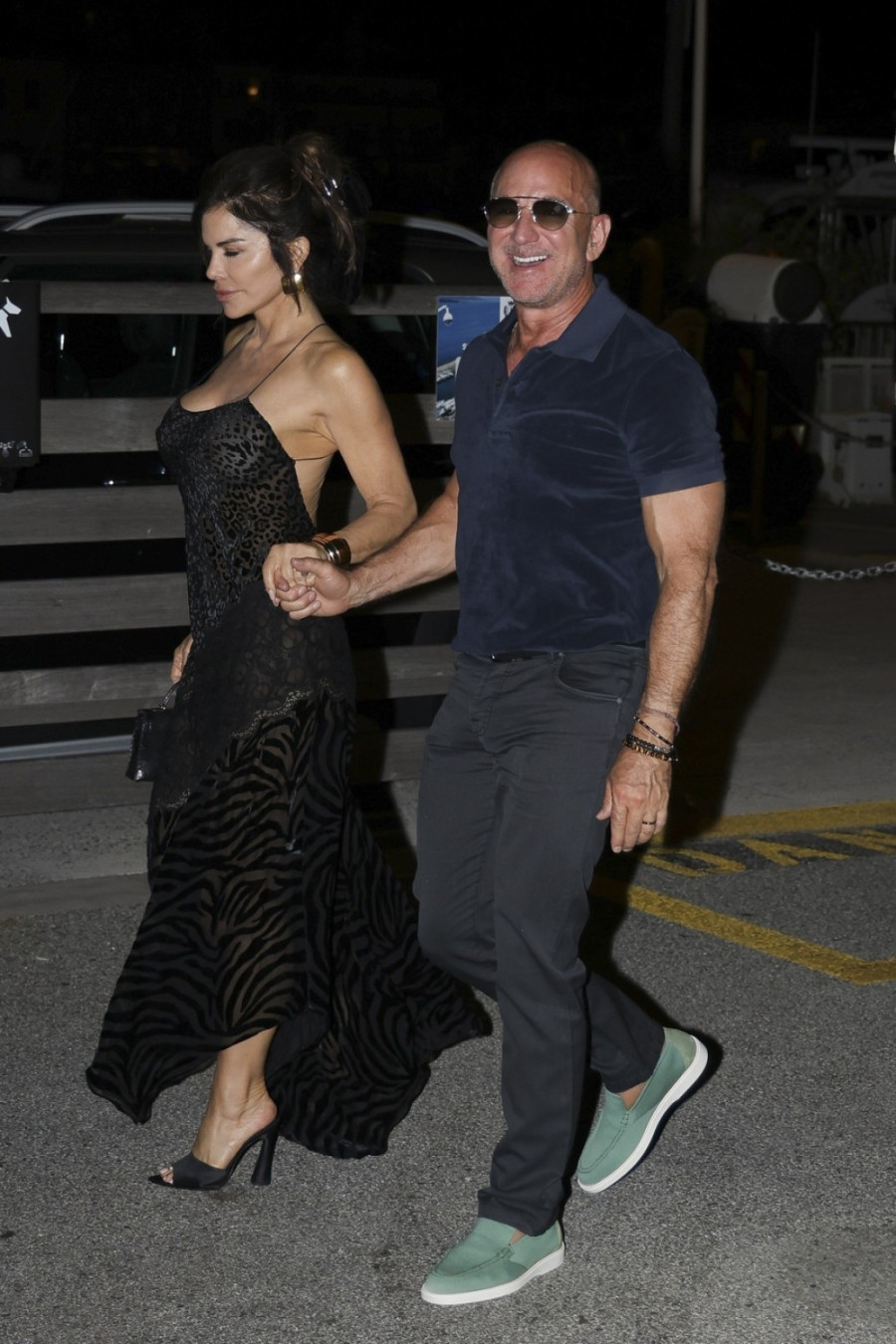 Jedan konac treba da pukne i svi će videti njene gole grudi: A muž milijarder se smeška FOTO